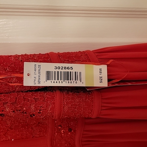 Gown - Picture 6 of 6